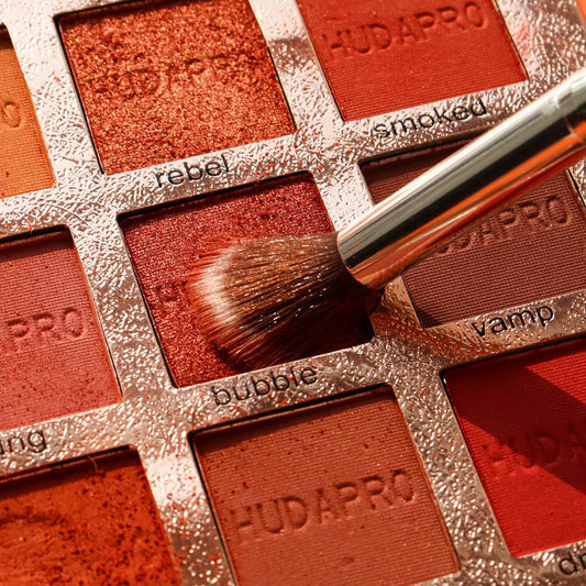 BEAKEY Pinceaux Maquillages Professionnel, Pinceau Maquillage Pour Fond de Teint Blush L'anti-cernes Fard à Paupières Poudre Libre, Avec Blender Eponge(10+2pcs, Noir/Argent)