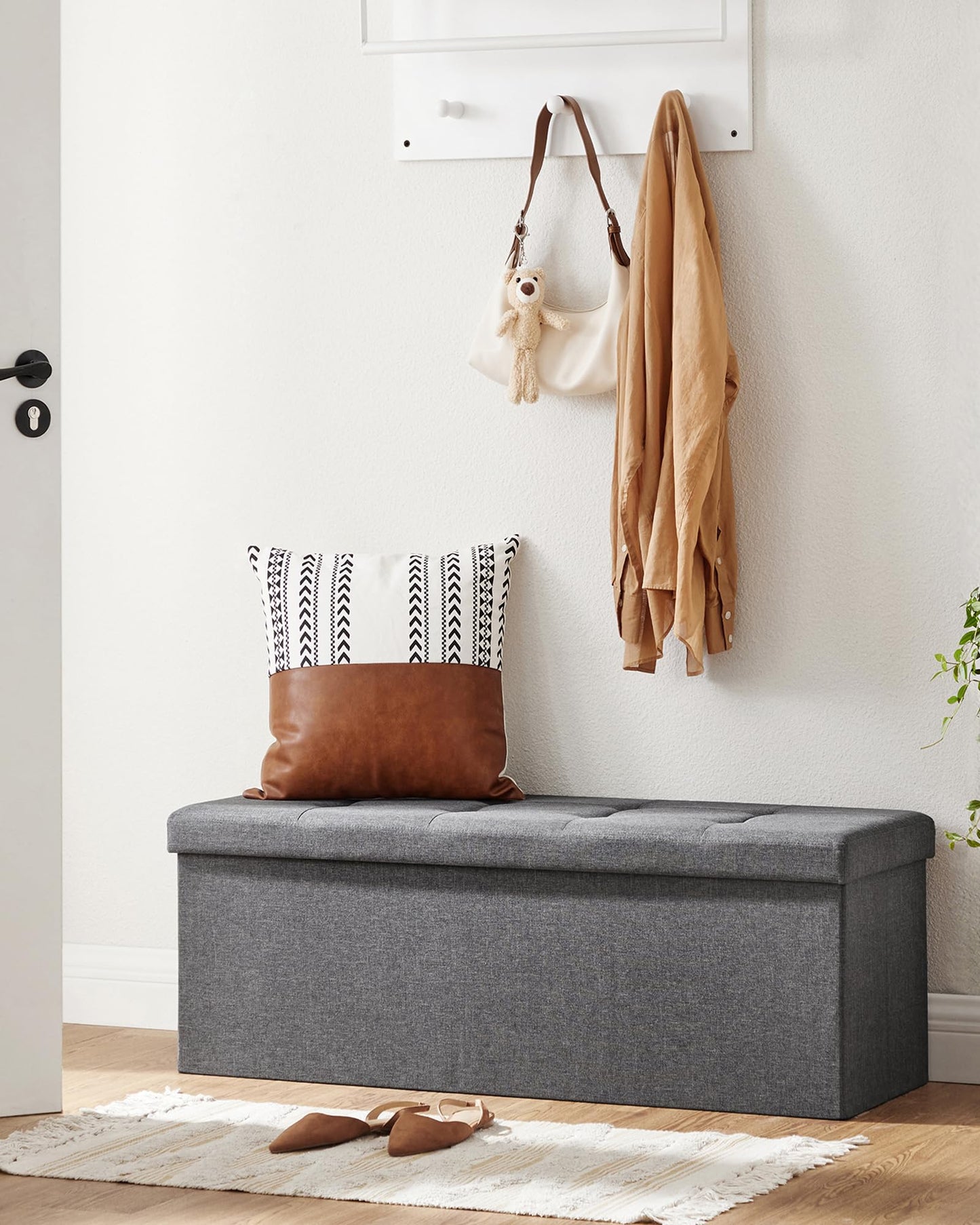 SONGMICS Banc Coffre Rangement, Tabouret, Repose-Pieds, Pouf Intérieur, Siège, pour Salon, Chambre, Entrée, 38 x 110 x 38 cm, Gris Foncé LSF77K