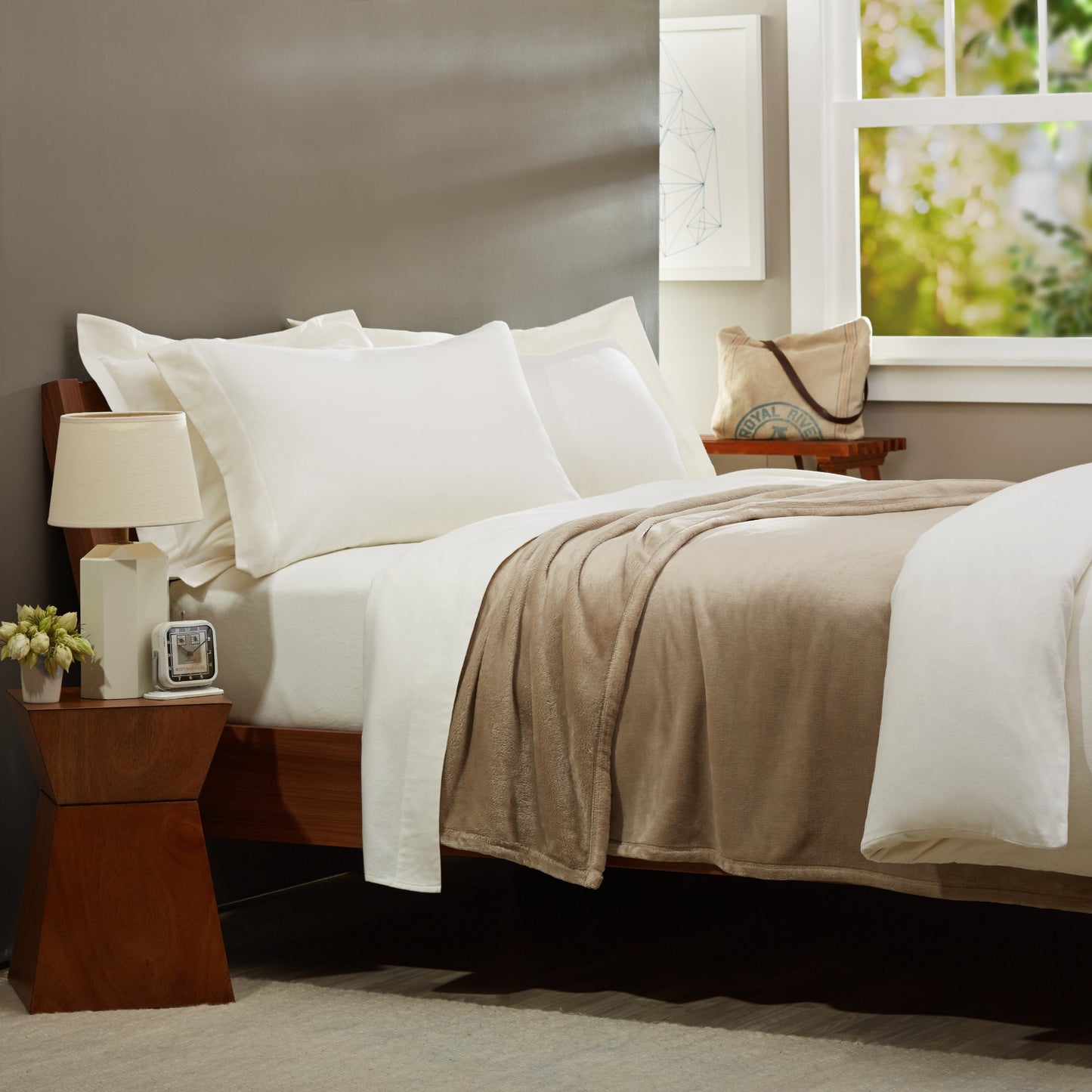 Amazon Basics Plaid non chauffant en velours pelucheux Couverture jetée de canapé, 168 x 229 cm, beige sable