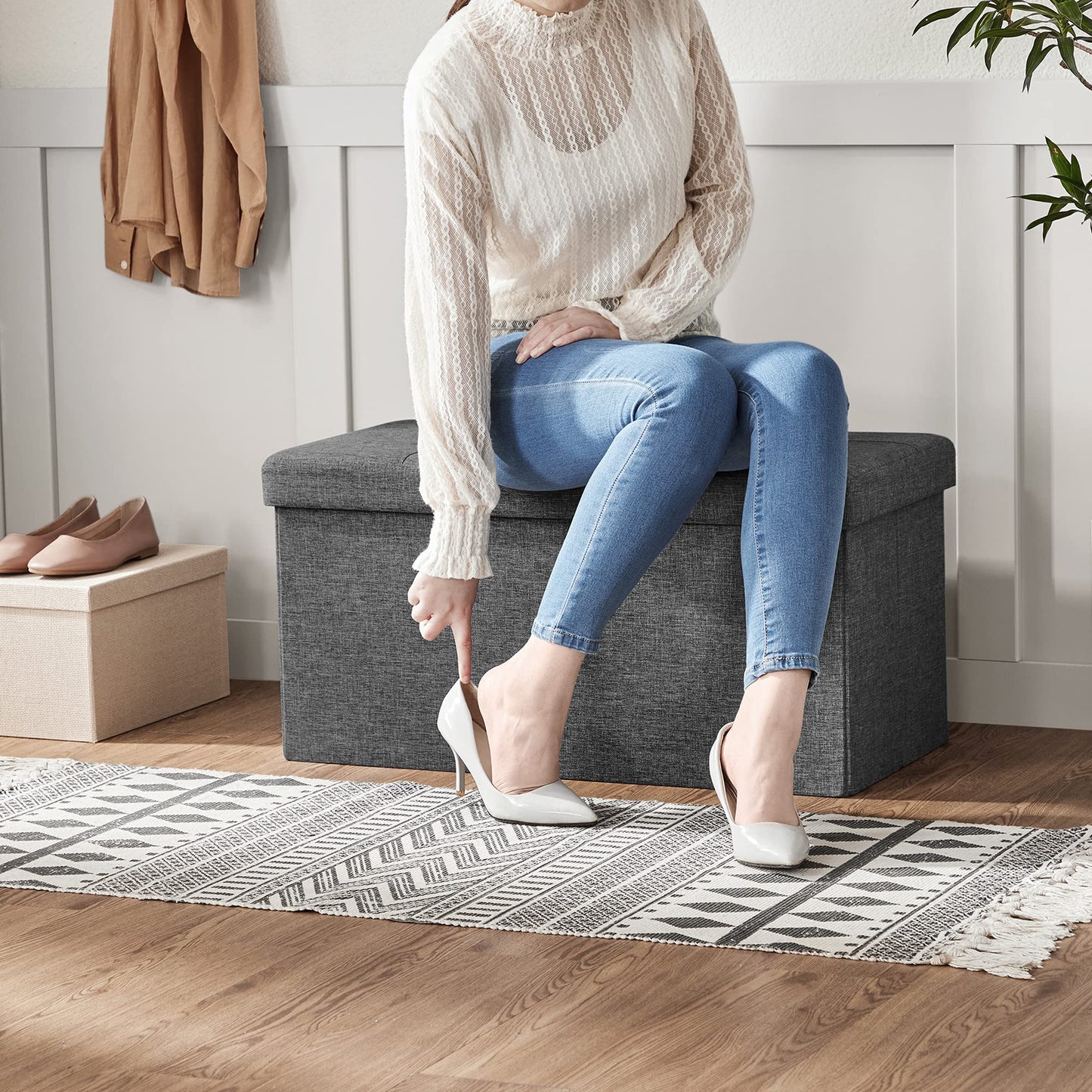 SONGMICS Banc avec Espace de Rangement, Coffre de Rangement avec Couvercle, Pliable, Capacité de Charge 300 kg, 80L, 38 x 76 x 38 cm, Tissu Façon Lin, Gris Foncé LSF46GYZ